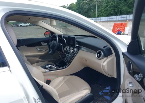 2016 Mercedes-Benz C 300 Luxury/Sport z USA, uszkodzony, nr VIN 55SWF4JB3GU163946